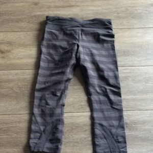 LULULEMON CROP BLACK STRIPE LEGGINGS 6